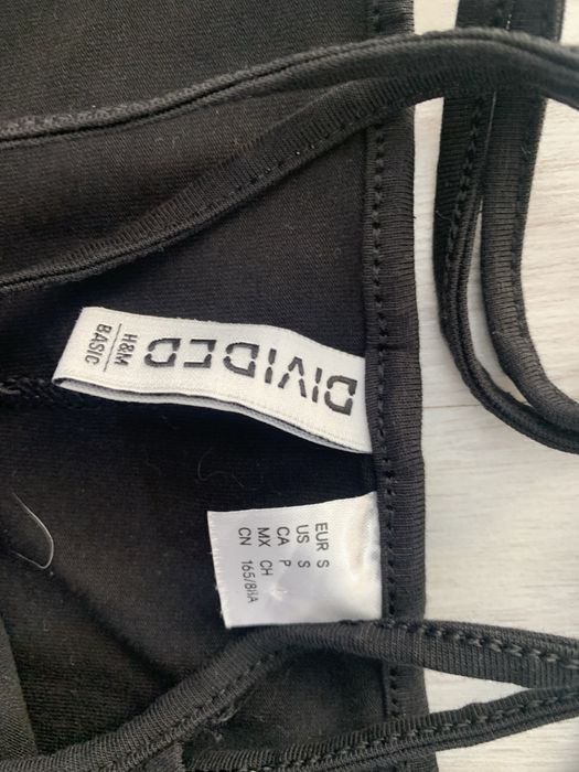 Mała czarna na ramiączkach