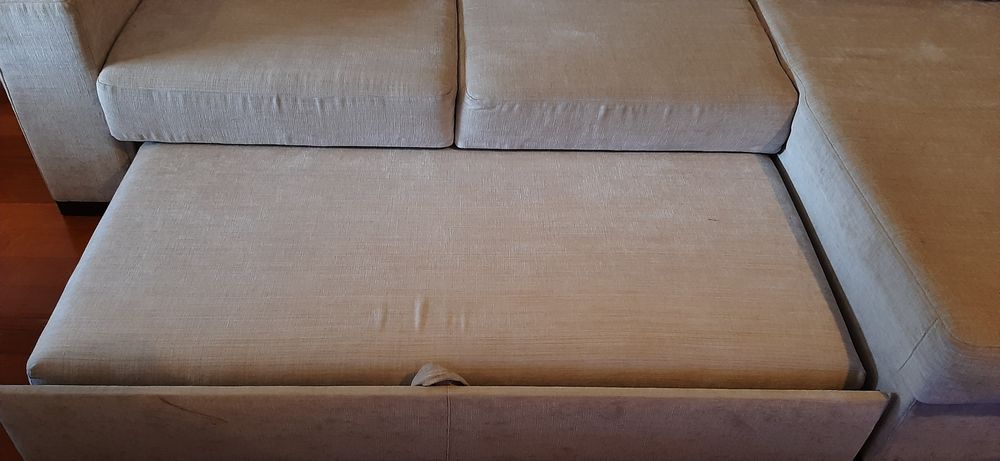 Sofá com chaise longue e cama extra