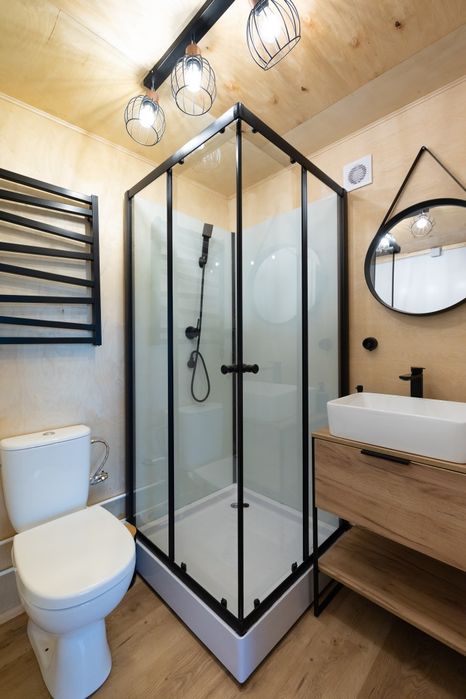 Domek na drzewie z jacuzzi nad brzegiem jeziora. Domek nad wodą