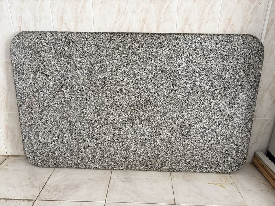 Tampo em Granito 124x75x3cm – Excelente Estado