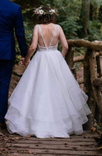 Suknia ślubna z falbanami