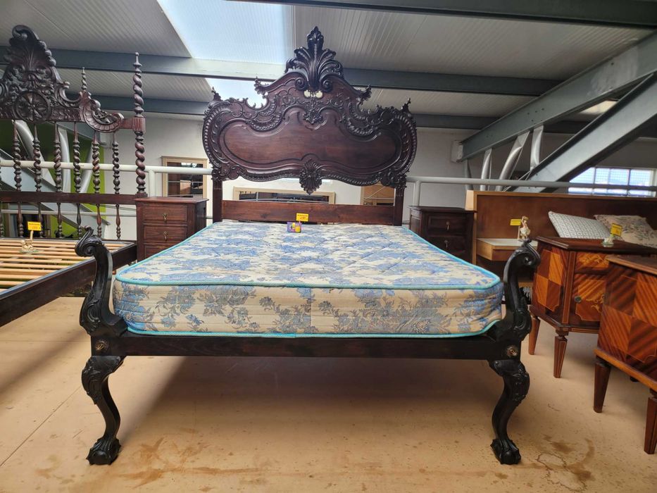 Cama antiga com estrado e colchão - Muito bom estado geral
