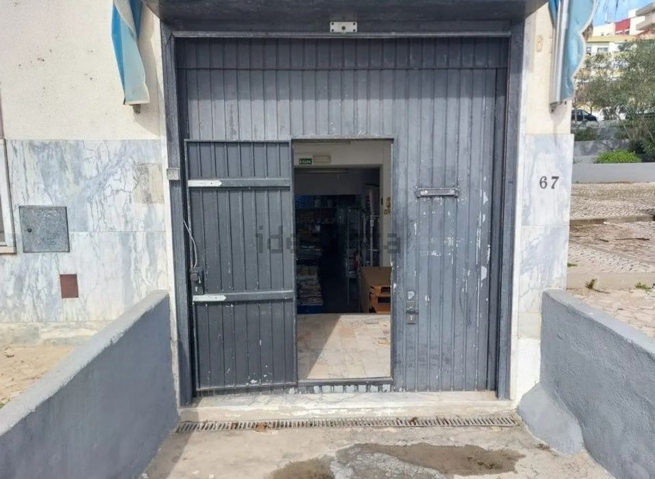 Garagem em Corroios junto ao Moinho de Maré