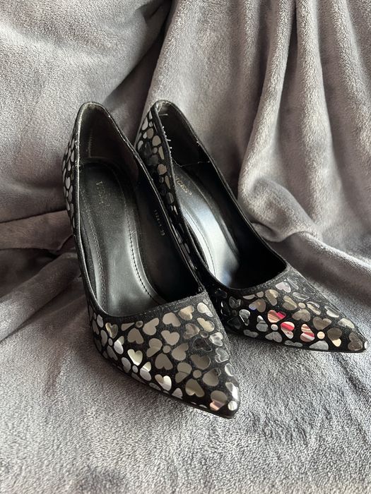 Szpilki w serca czarne