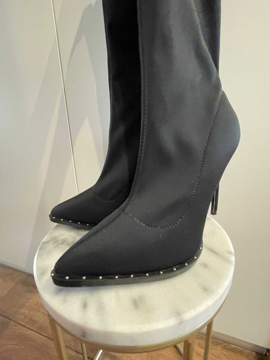 Modne kozaki z ćwiekami