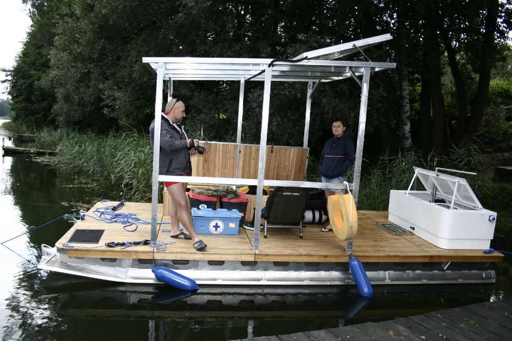 Łódz katamaran solarny houseboat łódka dom na wodzie