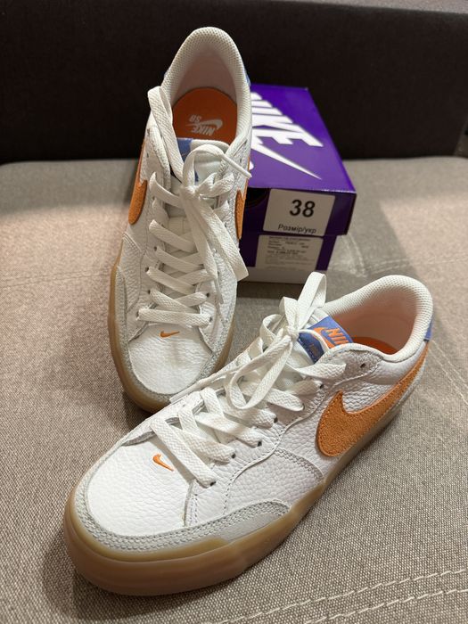 Нові кросівки Nike