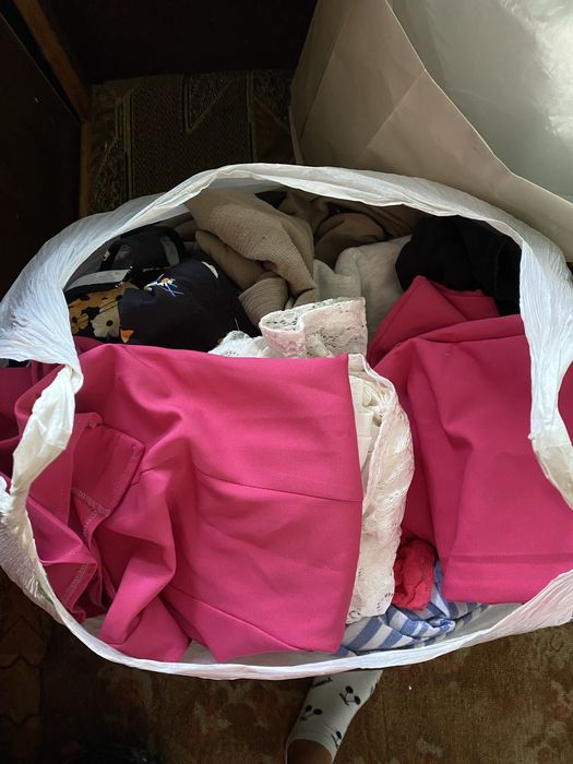 Віддам торбу одягу на дівчину 16-18років :костюми,плаття ,сорочки.Речі