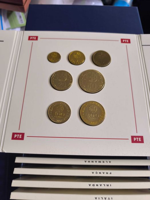 Ultimas moedas correntes Pre-Euro, 2 caixas: "As Nações Fundadoras da Zona Euro" + "As 10 Nações do Alargamento 2004"