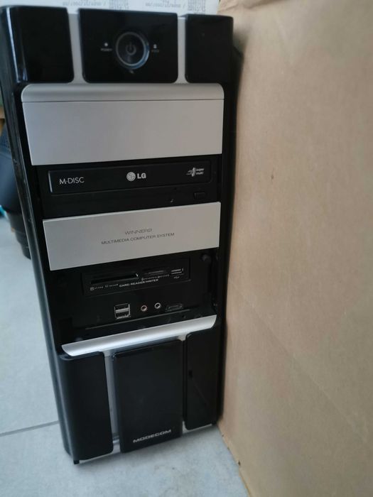 Sprzęt komputerowy starszej generacji.