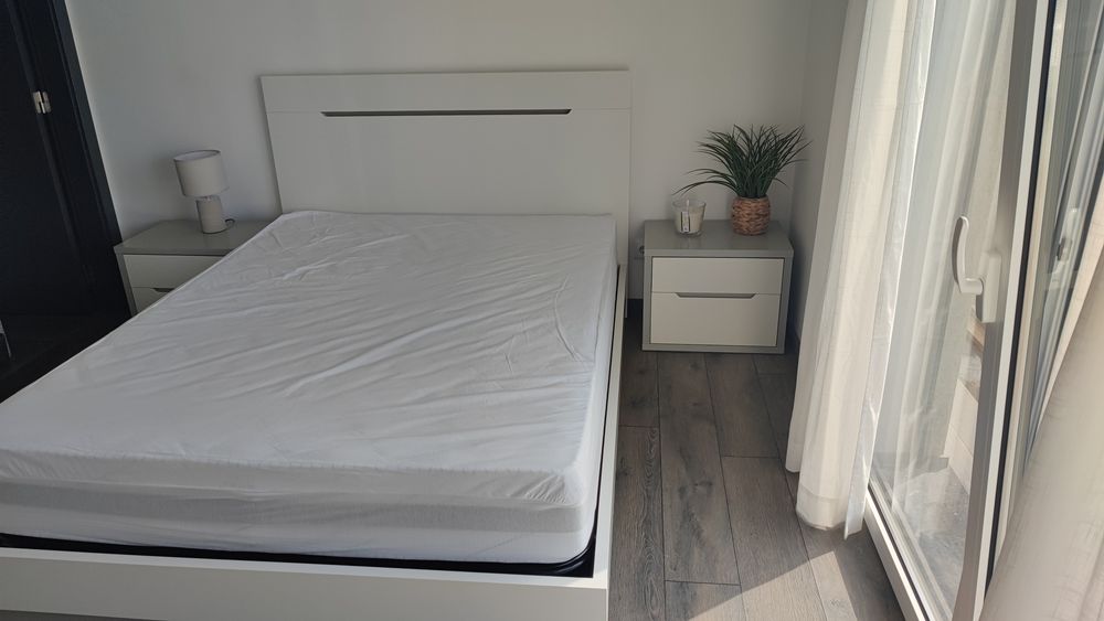 Cama de casal com duas mesas de cabeceira incluídas como novo
