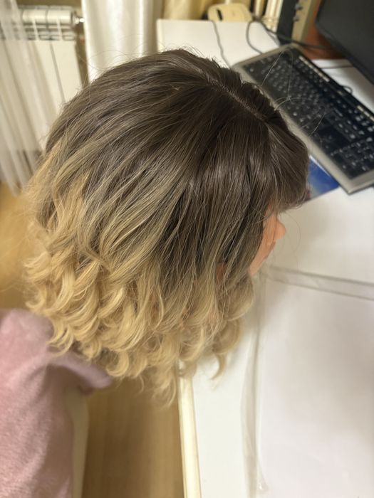 Парик с челкой  и локонами   в стиле Taylor Swivts