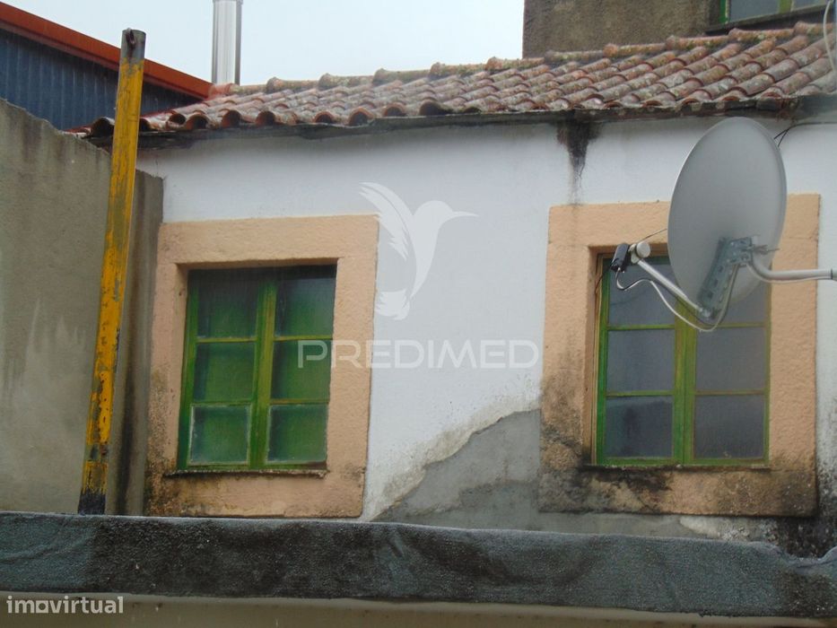 Moradia geminada para restaurar em Vila Real