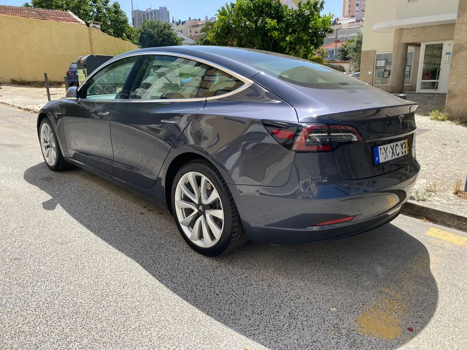 Tesla Model 3 — fotografia 2