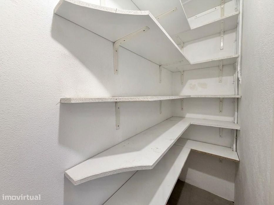 Apartamento T4 para arrendamento, situado na Rua Cândido de Oliveira