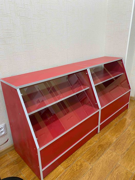 Меблі для вітрини в магазин та офіс в гарному стані