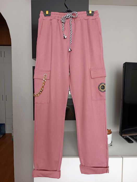 Dresowe bojówki z łańcuszkiem i naszywką brudny ciemny róż wysoki stan