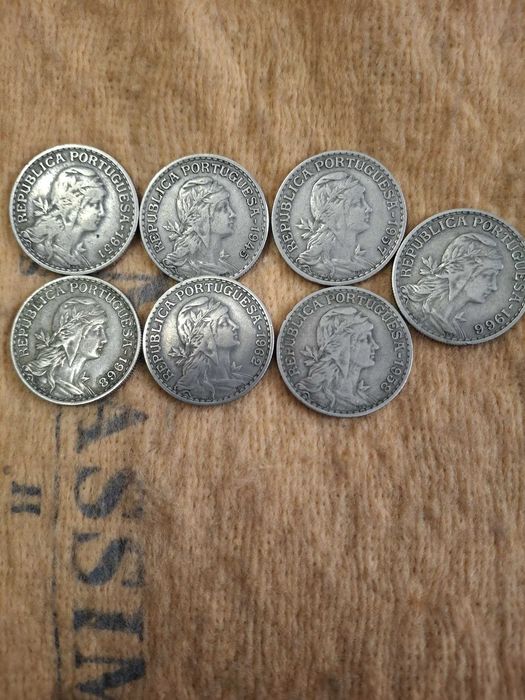 Lote de 220 moedas da República Portuguesa - anos 40, 50, 60 e outros (ver fotos)