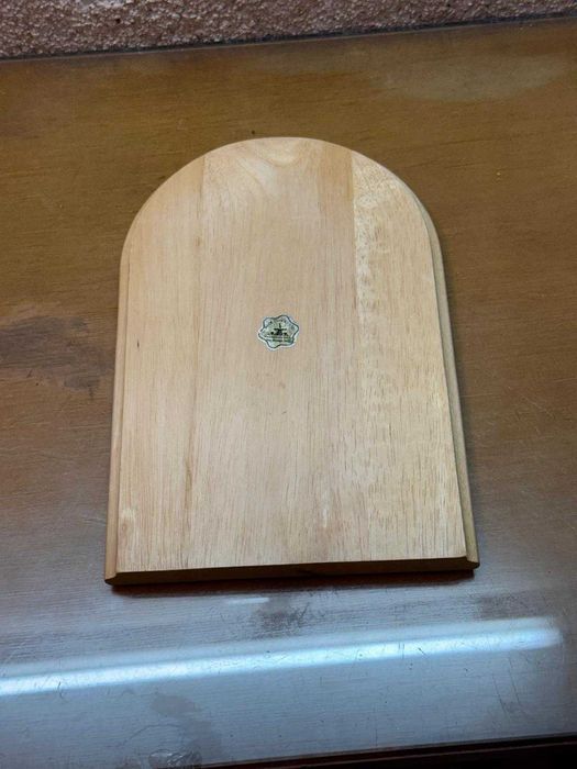 Tábua de Madeira com Azulejo Decorativo