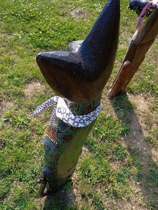 Figurki kotów z drewna