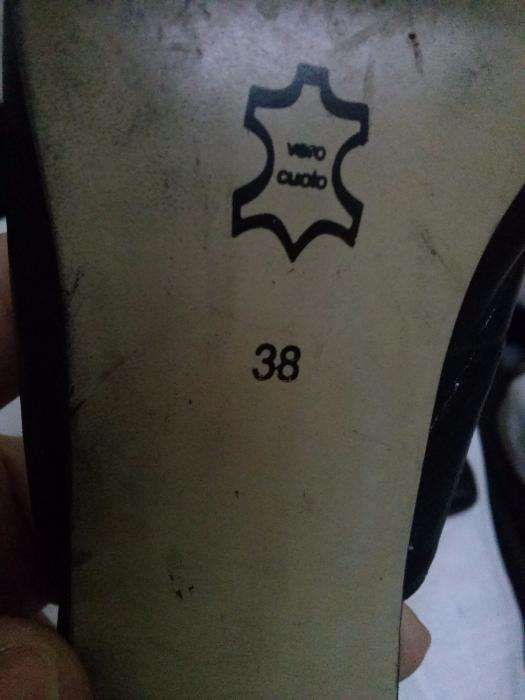 Босоніжки шкіряні .