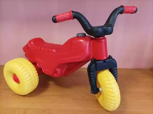 Motor Czerwony Trójkołowy Margos. Margos. Nowy Produkt