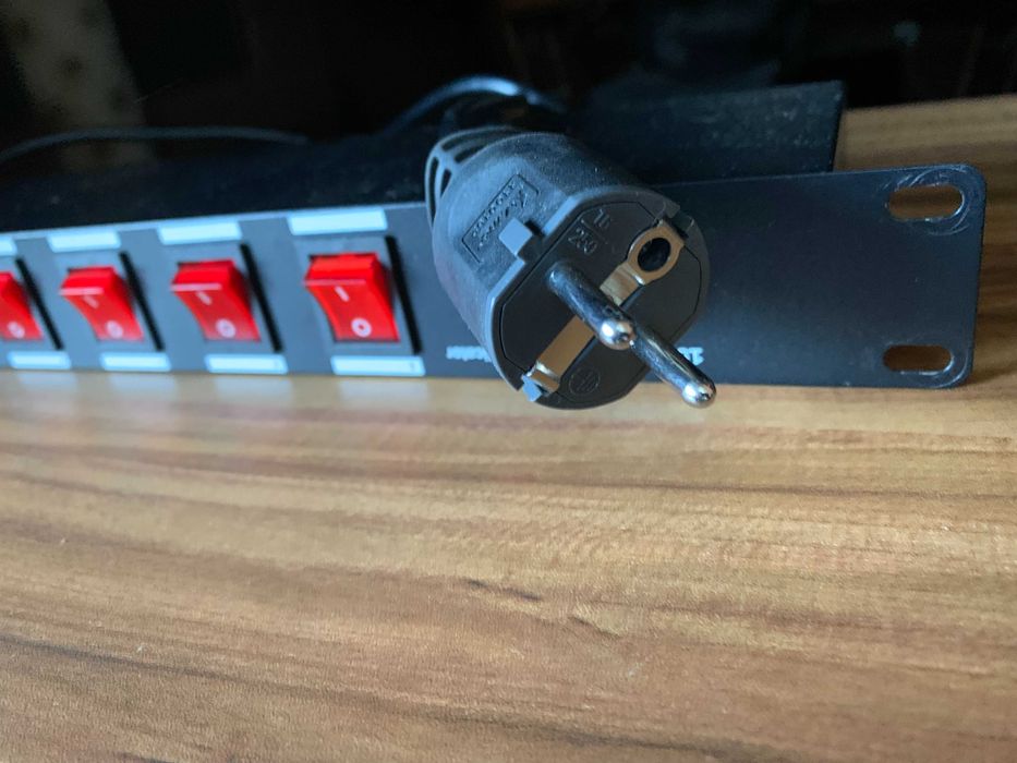 Painel extensão de tomada 8 x Switch On / Off rack 19'' 1U