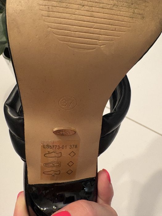 Buty sandały klapki na obcasie 37