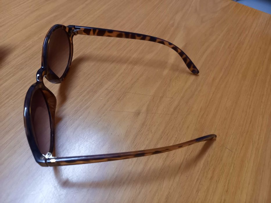 Óculos de sol modernos e sofisticados, praticamente novos - Hawkers