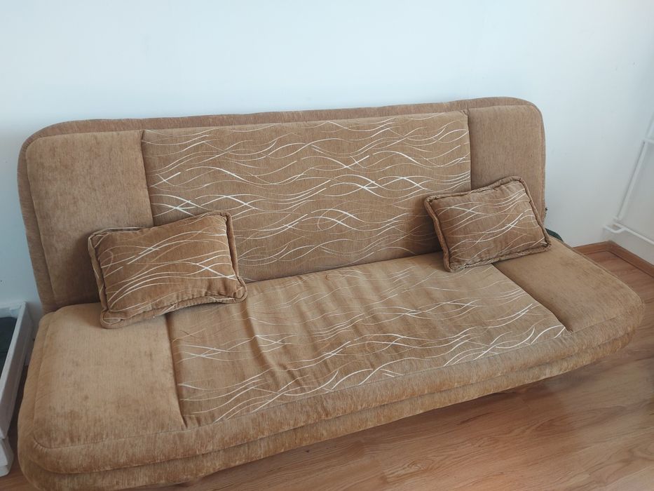 . Sprzedam kanapę .