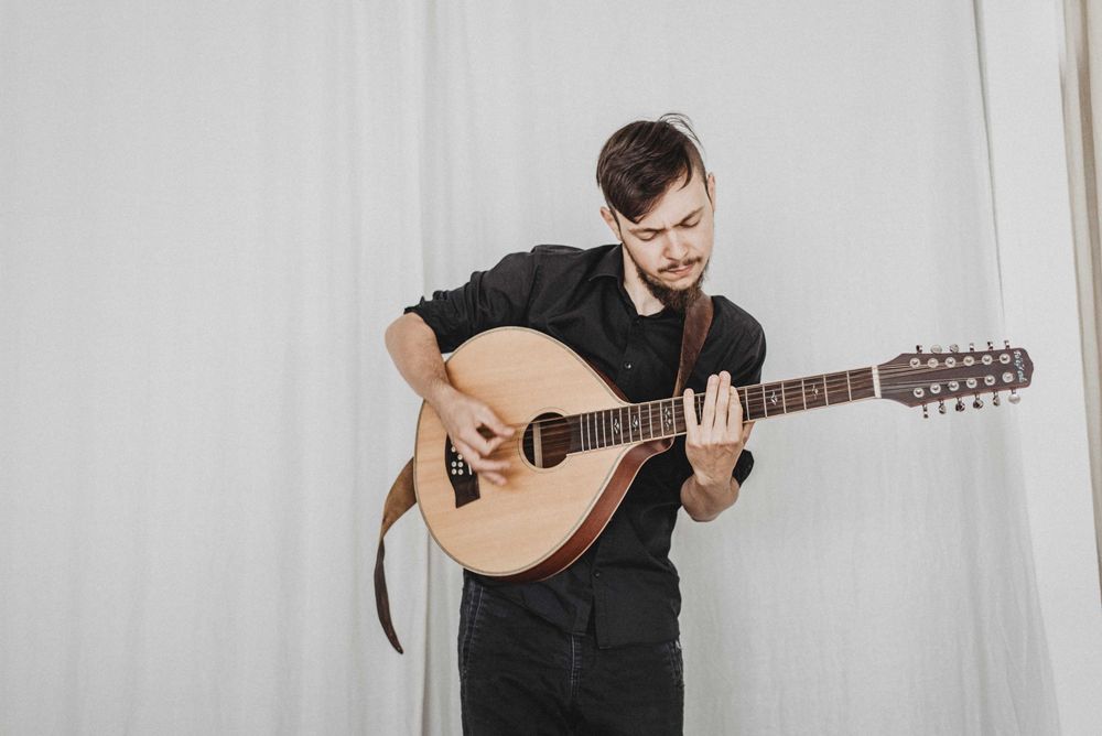 Nauka gry na gitarze, basie, cajonie, harfie, pianinie szyta na miarę.