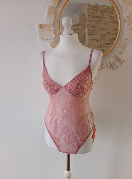 Różowe koronkowe body na ramiączkach m