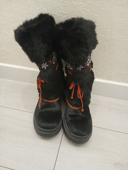 Продам итальянские сапоги с натурального меха  и складными шипами .