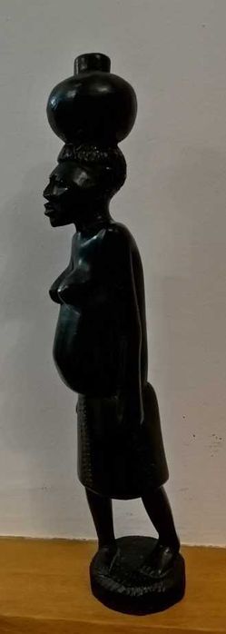 Escultura em pau preto de mulher carregando jarro de água