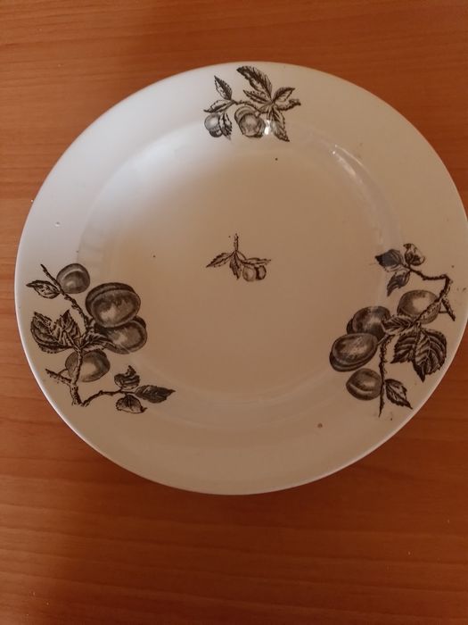 Prato de servir em faiança de Sacavém