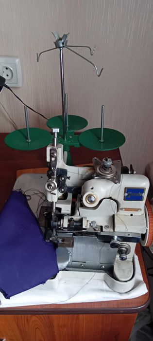 Оверлок в робочому стані