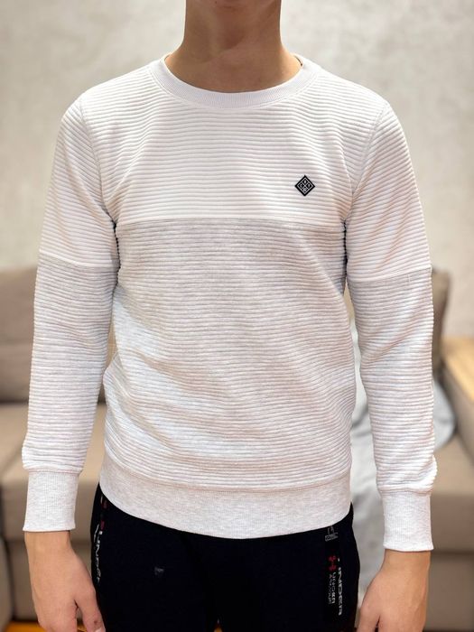 Біла  кофта на підлітка