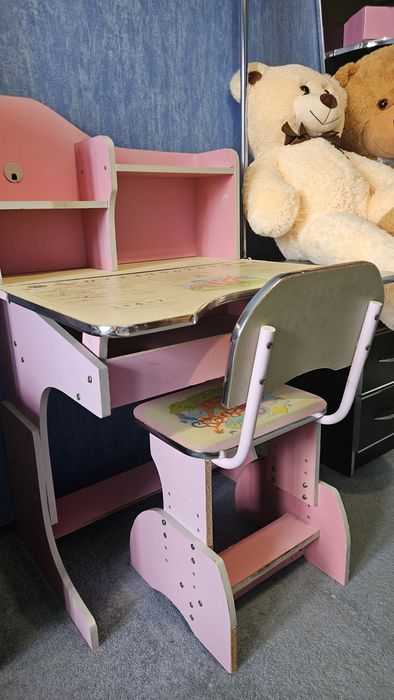 Відам дитячий столик та стілеці