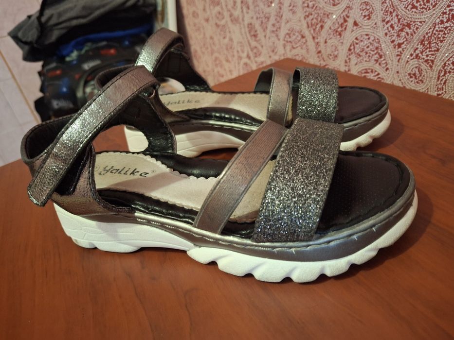 Босоніжки на дівчинку