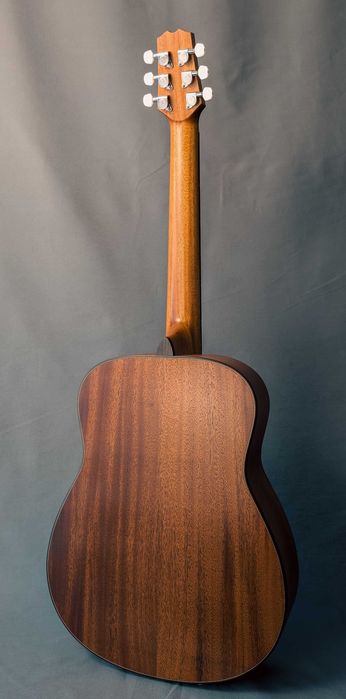 MINI — głos większy niż gitara.