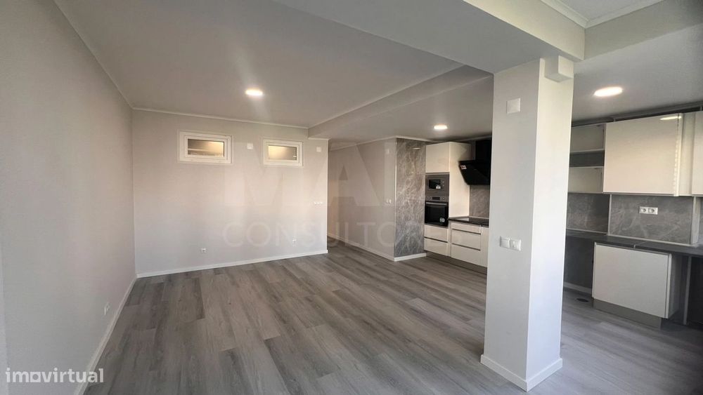 T2 Remodelado com Varanda em Oeiras