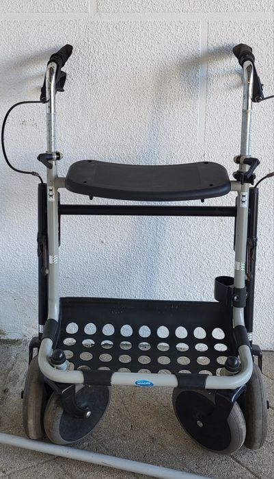 Andarilho  com rodas e travões