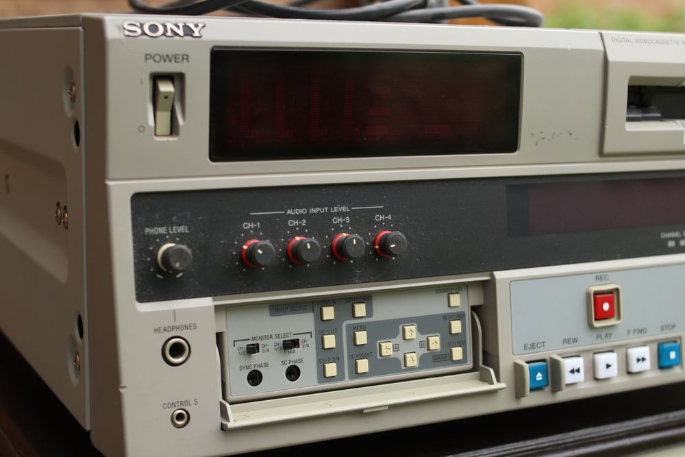 Продам видеомагнитофон, Sony DSR-1800 AP студийный.  MiniDV