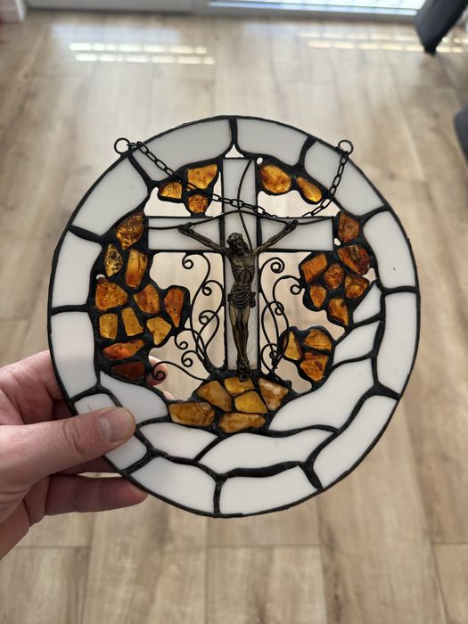 Witraż z Krzyżem - bursztyn