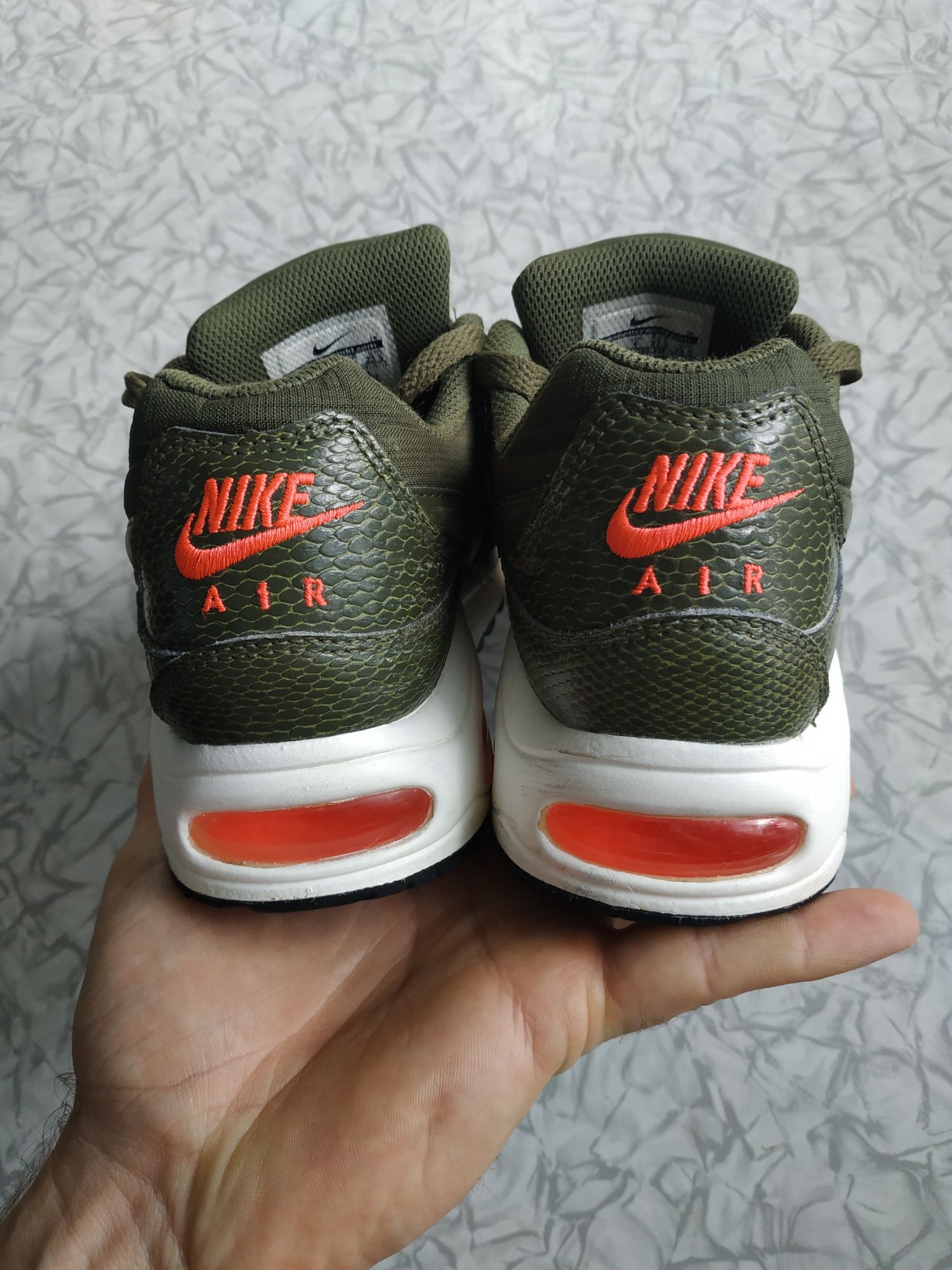 Air max command olive sales