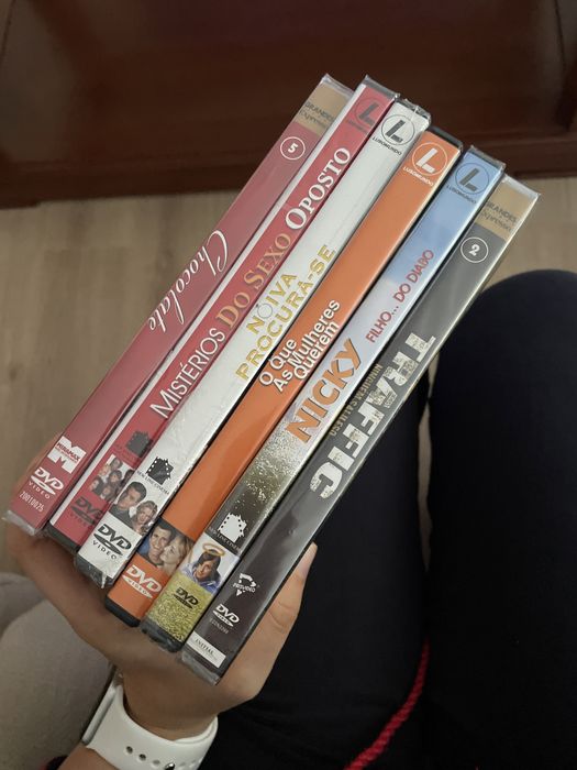 Dvds diversos ainda dentro da embalagem