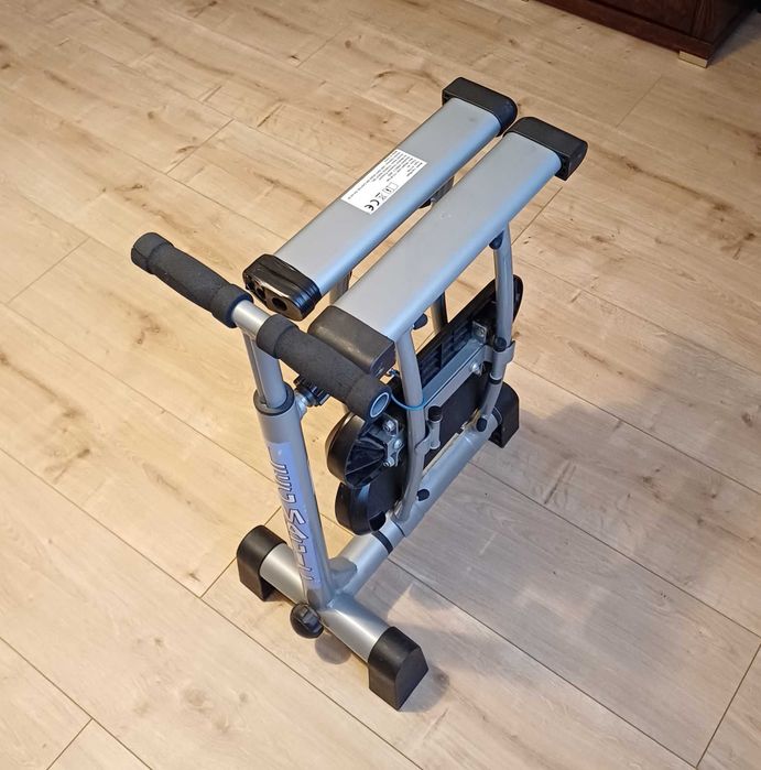 Trenażer, przyrząd do ćwiczeń - uda, pośladki