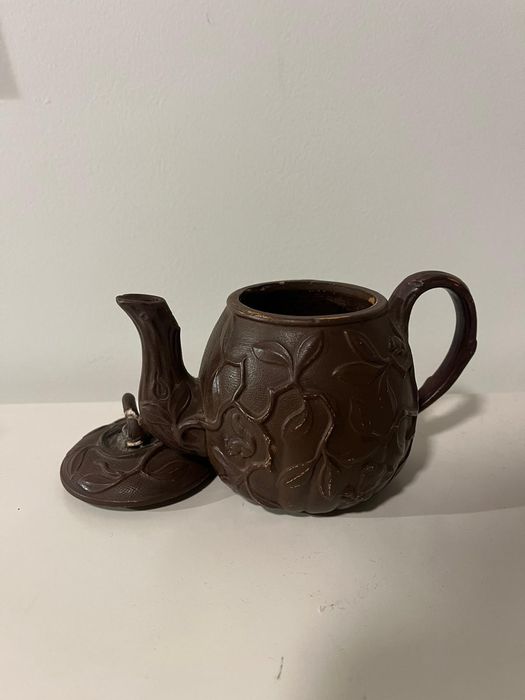 Bule de cerâmica com relevo