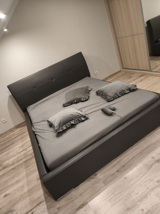 Łóżko z materacem stelażem eko skóra