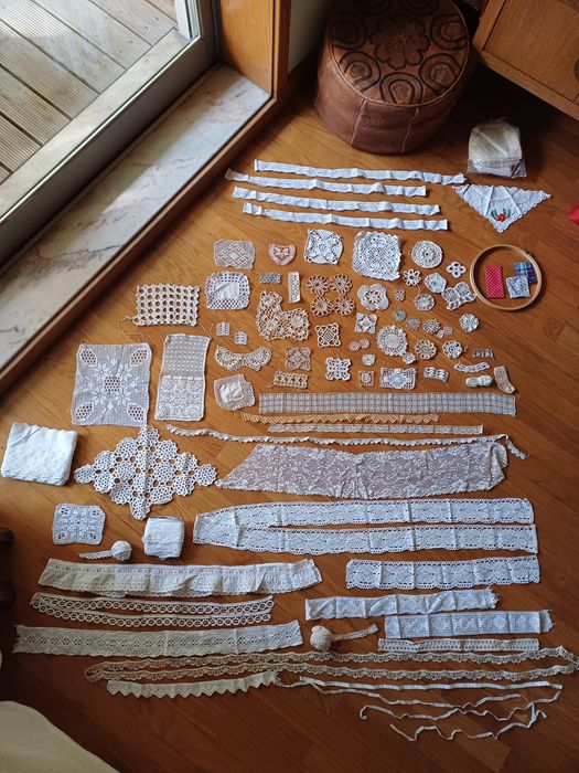 Conjunto de pequenas peças de crochet e bordas de renda